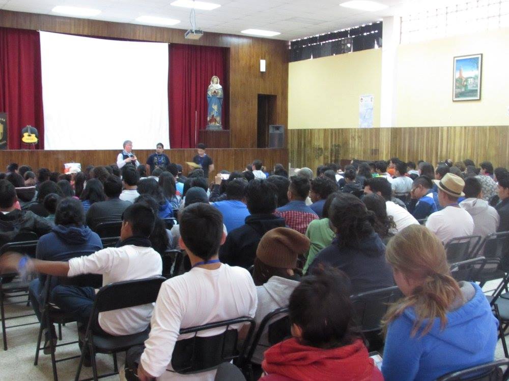 P. Marcelo Farfán, Director del Departamento de la Pastoral de la Sede Quito en diálogo con los integrantes de los grupos ASU en Ibarra.