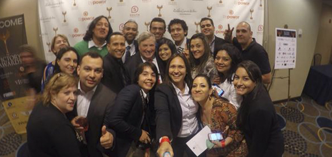 Selfie de grupo de los 20 ganadores en los Premios Victory Awards 2015.