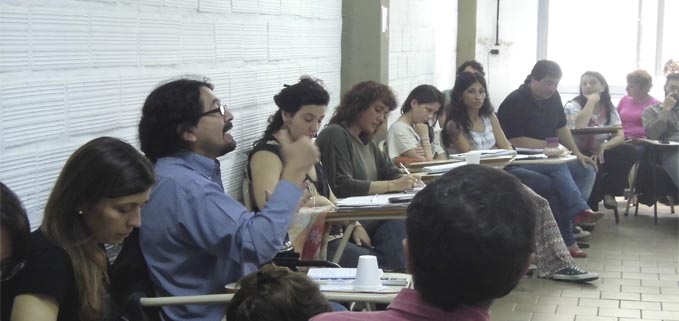 René Unda conversando sobre su investigación con estudiantes en la ciudad de Buenos Aires.
