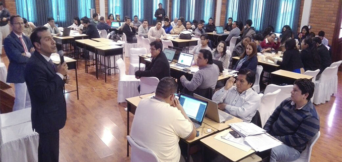 El Vicerrector Académico General Econ. Luis Tobar en su intervención durante el curso Competencias en Dirección de proyectos de innovación educativa