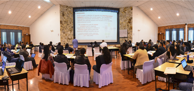 Grupo de docentes de las sedes Cuenca, Guayaquil y Quito en el Centro de Convenciones de Baguanchi durante el curso dictado por GESPLAN de la UPM