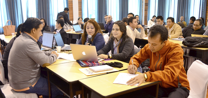 Uno de los grupos GIEs con docentes de la Sede Guayaquil y el Ph.D. Fernando Pesantez (der), Vicerrector Docente de la UPS.