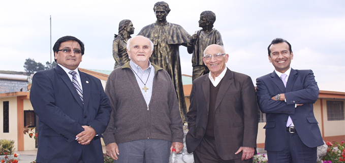 De izq.: Econ. Cesar Vásquez, Padre Timothy Ploch, Padre Javier Herrán, Ph.D. Luis Tobar