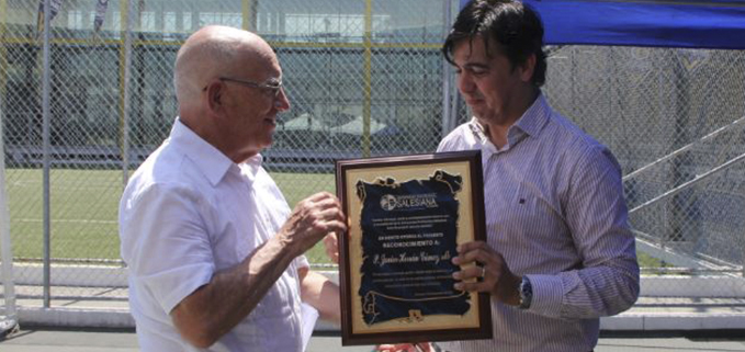 FatherJavier Herrán (UPS President) is awarded a plaque from Andres Bayolo (UPS-Guayaquil Vice President)