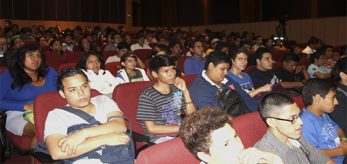 Docentes y estudiantes durante el lanzamiento de los nuevos libros.