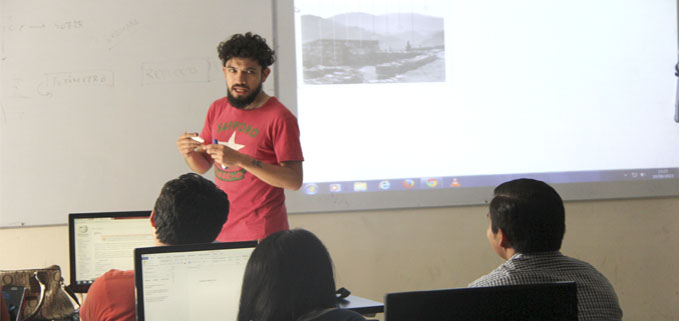 Juan Jacobo Reyes, dictando el taller en la sede Guayaquil de la UPS