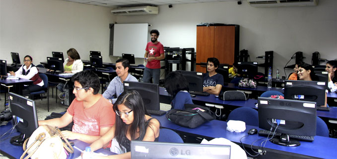 Reporteros de la ASU UTOPIA EN el taller de foto-periodismo documental en la sede Guayaquil de la UPS