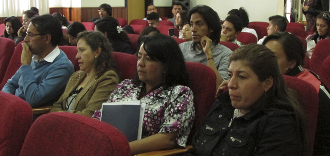 Docentes y estudiantes en el Auditorio Monseñor Cándido Rada