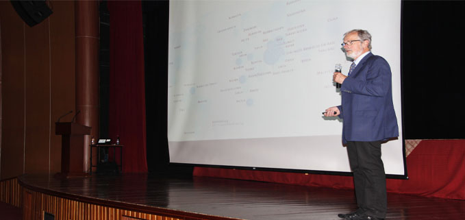 Disertación del Dr. Klaus Kunhnke con la conferencia magistral: Movilidad, eléctrica y transición energética- problemas y oportunidades.