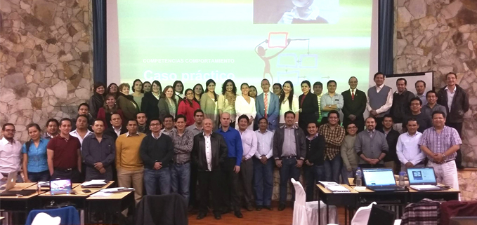 Docente e investigadores de las sedes Cuenca y Guayaquil en el seminario.