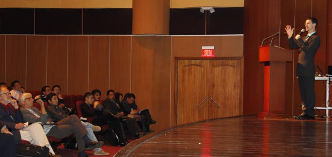Intervención de Santiago Orellana dictando su conferencia magistral.