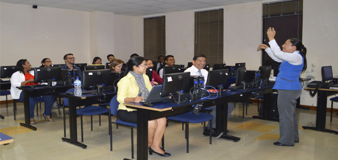 Docente en un taller de capacitación