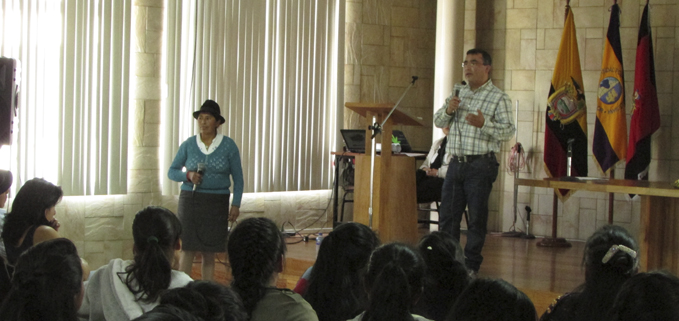 Expositores Alba Simaluisa Chancusi y Duval Muñoz Naranjo en la conferencia.