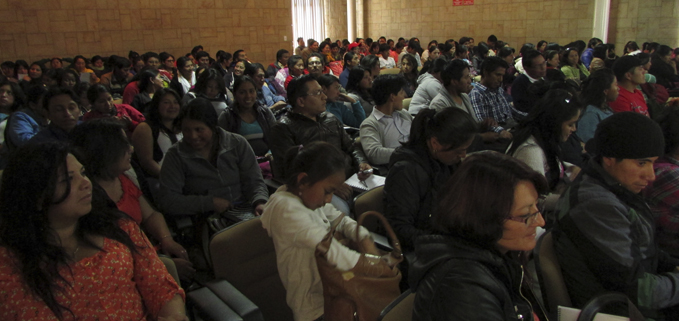 Estudiantes y docentes en el auditorio P. José Carollo del Campus Sur de la UPS.