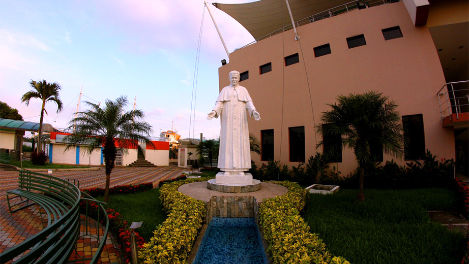 Estatua De Don Bosco en el Campus Centenario Sede Guayaquil