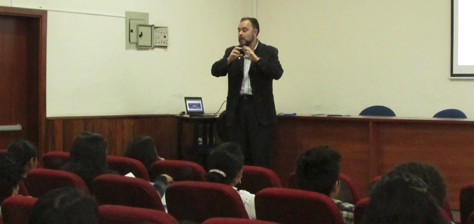 Gonzalo Lira, director de la carrera de Psicología de la Universidad Valparaíso, Chile, en el auditorio Monseñor Cándido Rada.