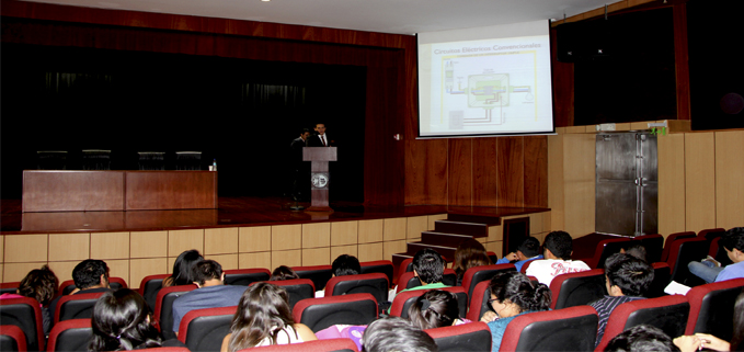 Professor Carlos Bosques, during his talk