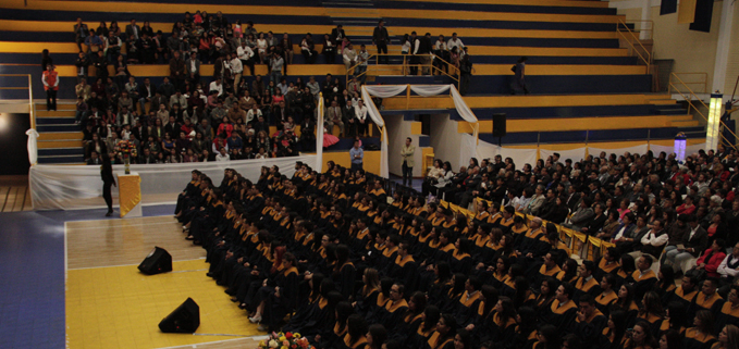 Estudiantes de la sede Quito en la ceremonia de incorporación en el Coliseo del Campus El Girón.