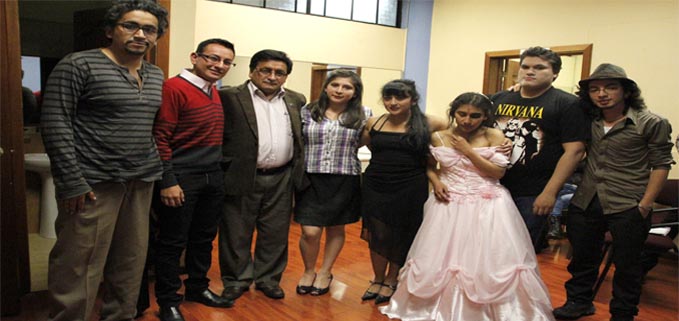 Compañía de Teatro de la UPS luego de la presentación acompañados por el Director Jorge Méndez y del Vicerrector de UPS-Cuenca, César Vásquez (segundo y tercero desde la Izquierda).