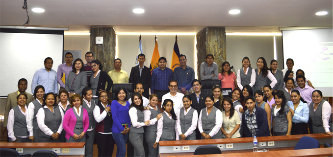 El Padre Jorge Molina (en el centro de camisa blanca) junto a autoridades, directivos y personal administrativo de la sede Guayaquil.