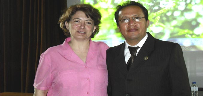 Dra. Ana Tarquis, disertante en la EGU 2015; Derecha: Dr. Fredi Portilla Farfán, Ph.D, investigador y docente de la UPS