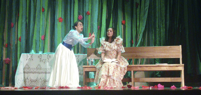 Michelle Gortaire (Cecilia Cardew) y Scarlet Cisneros (Miss Prism, institutriz)