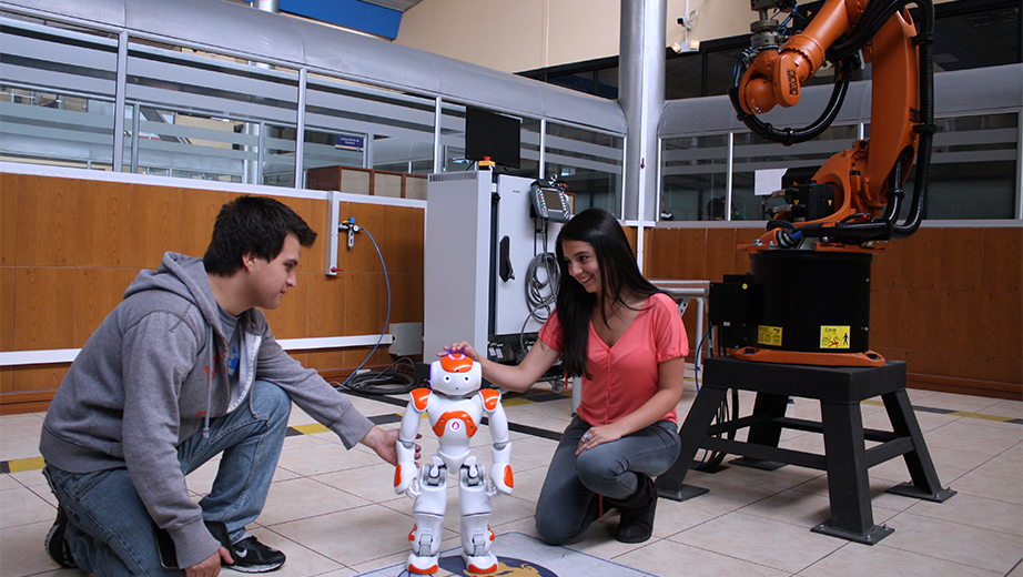 Estudiantes practicando con los brazos robóticos Kuka en la Sede Cuenca