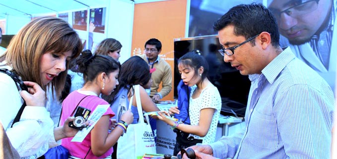 El investigador y docente Luis López explicando el proyecto PGWooD a los ciudadanos asistentes a la Feria.