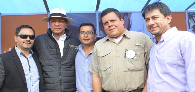 miembros del centro de investigación acompañados del Vicepresidente de la República del Ecuador, Jorge Glas Espinel (2° desde izquierda)