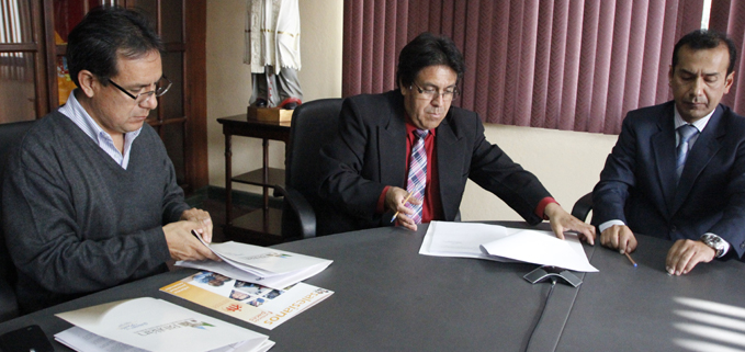 Firma del convenio con Edgar Gordillo de la Fundación PACES (izq.), Guillermo Espinoza, Alcalde de Biblián y Luis Tobar Pesántez, Vicerrector General de la UPS