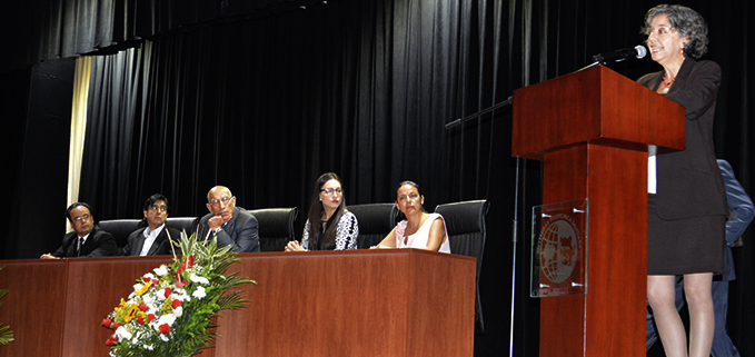 La Lcda. Mariana Carvajal, durante la exaltación del libro Memorias del Congreso de Comunicación Valores y Desarrollo Social.