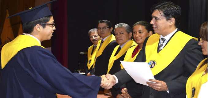 El Vicerrector Andrés Bayolo entregó el reconocimiento a Carlos Carpio, mejor promedio de la promoción.