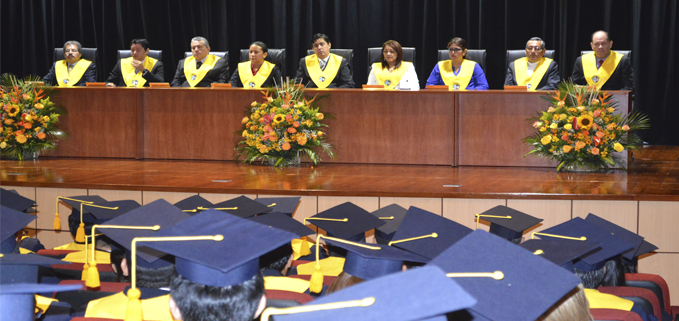 Autoridades y directivos de la UPS sede Guayaquil durante la ceremonia.