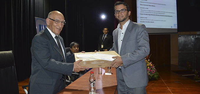 El Rector P. Javier Herrán, entrega el premio al 1er. Lugar, master Pablo Parra.