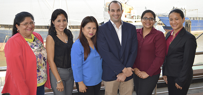 Investigadores del Grupo GIIMA: (de izq.) Nadia Mendieta, Fabiola Terán, Laura Garcés, Julián Triana, Johanna Founes y Tania Rojas.