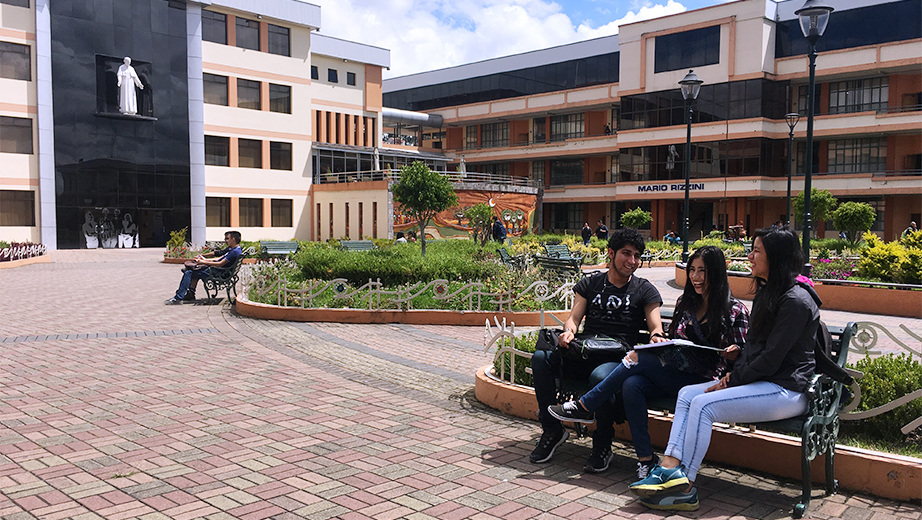 Estudiantes de la UPS en el inicio del periodo académico N° 50