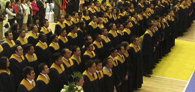Graduados y graduadas en la ceremonia de incorporación realizada en el coliseo del campus El Girón