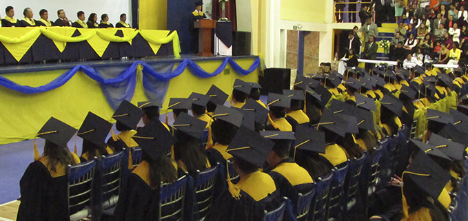 Graduados y graduadas en la ceremonia de incorporación realizada en el coliseo del campus El Girón