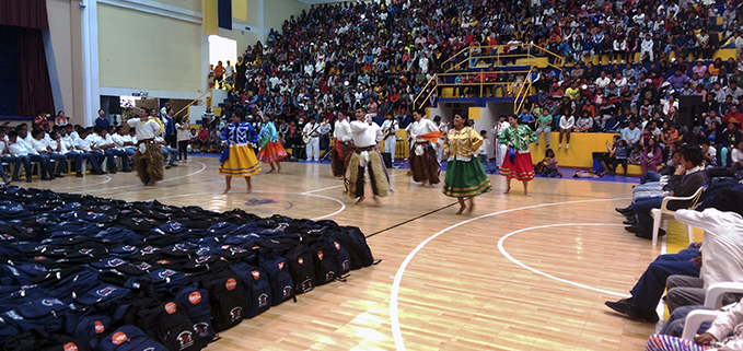 Grupo de Danza y Música Ecuatoriana de la UPS en el espacio cultural antes de la entrega de los 