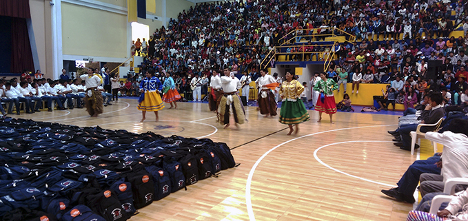 Grupo de Danza y Música Ecuatoriana de la UPS en el espacio cultural antes de la entrega de los