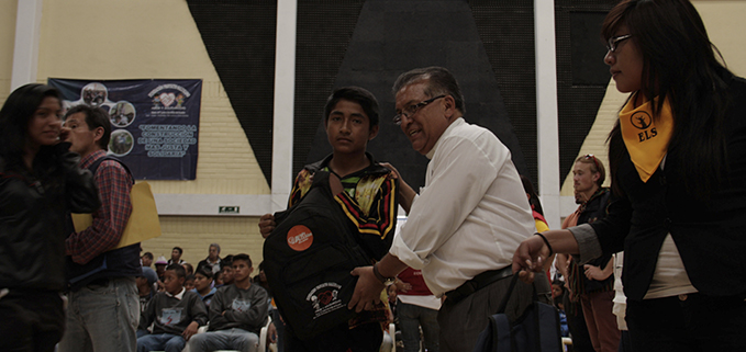 P. Paco Sánchez durante la entrega de las mochilas.