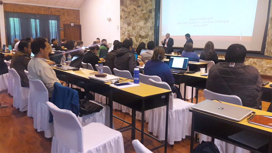 Docentes que participan de la conferencia 