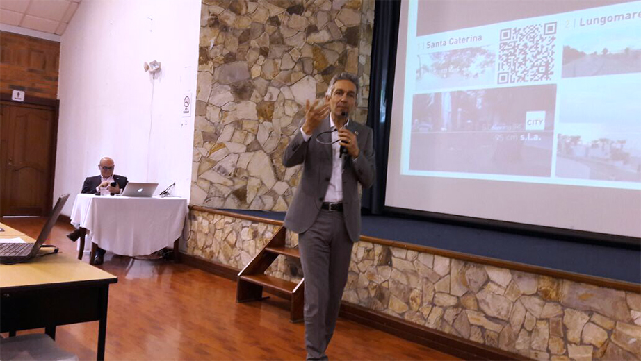 Andrea Piccaluga durante su intervención en la conferencia