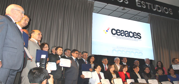 Consejo del CEAACES (al centro) y rectores de universidades del país en la ceremonia.