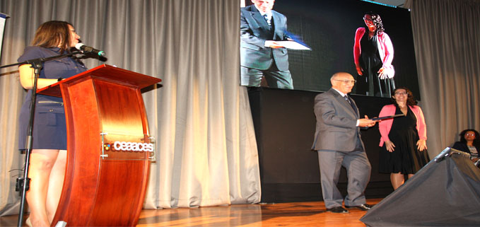 Mariana Lima Bandeira del CEAACES entrega certificado de aprobación de las extensiones Quito y Guayaquil al P. Javier Herrán, Rector de la UPS.