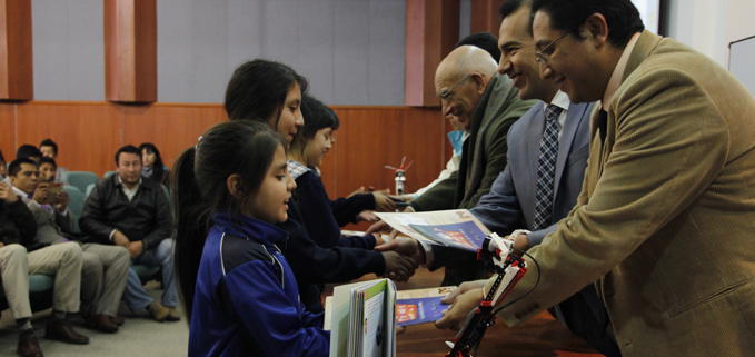 Entrega de los certificados a las alumnas de la Escuela Francisca Dávila.