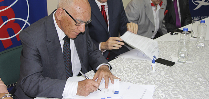 El Rector de la UPS, P. Javier Herrán, durante la suscripción del convenio con la AER.