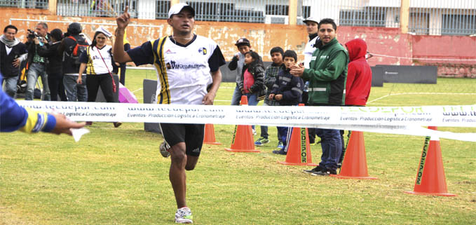 Llegada a la meta el ganador de la prueba Adrián Pillajo.