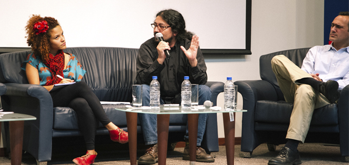 Profesor René Unda (centro) en la conferencia sobre democracia participativa.