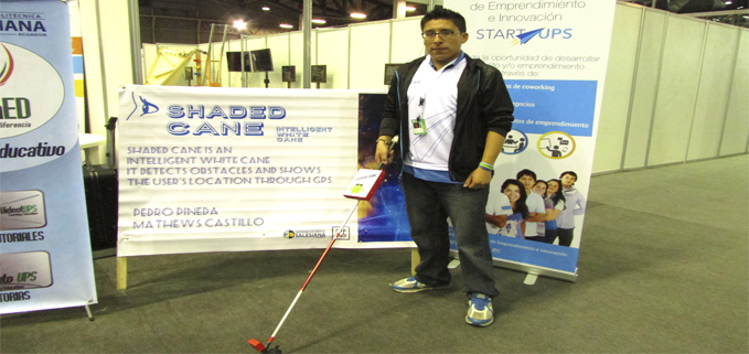 Estudiante de Ingeniería Electrónica, sede Cuenca, indicando la funcionalidad del Bastón Shaded Cane